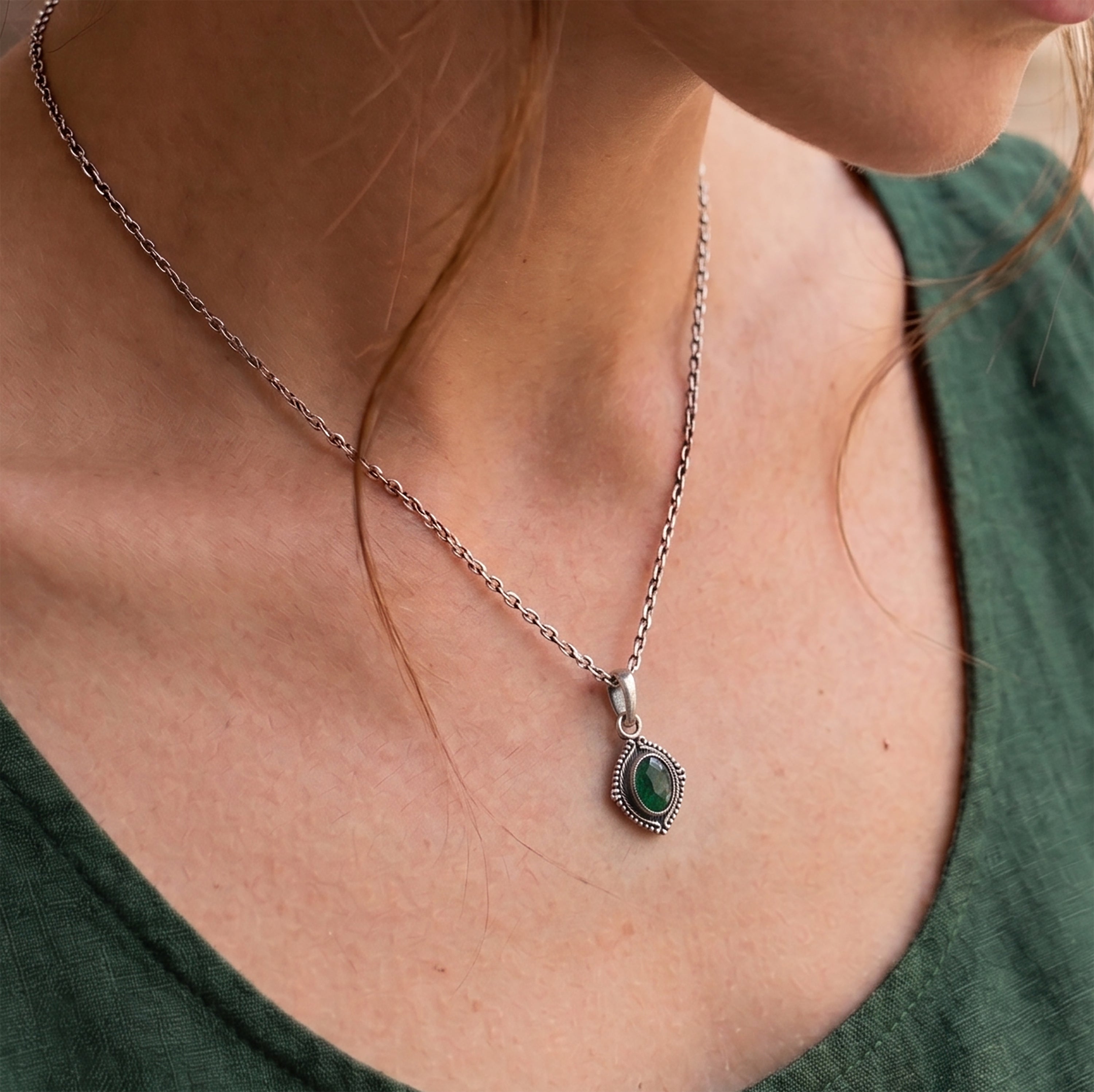 925 Sterling Silver Emerald Gemstone Ladies Vintage Design Pendant Necklace