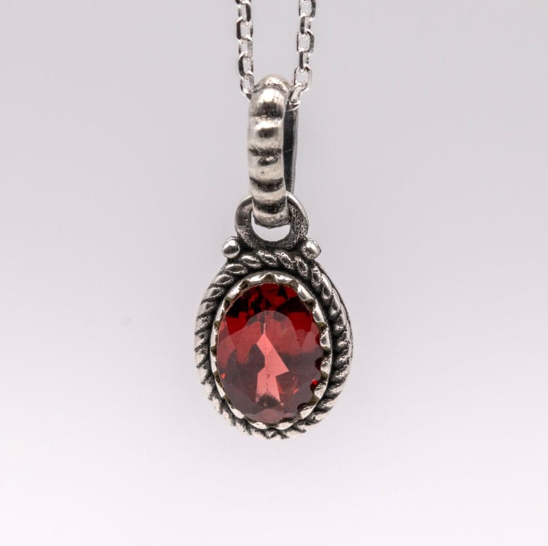 925 Sterling Silver Red Garnet Gemstone Ladies Vintage Design Pendant Necklace