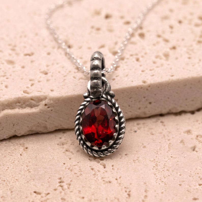 925 Sterling Silver Red Garnet Gemstone Ladies Vintage Design Pendant Necklace