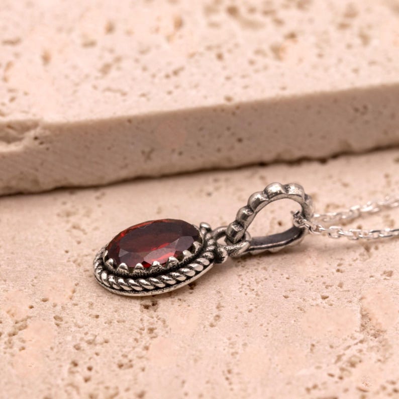 925 Sterling Silver Red Garnet Gemstone Ladies Vintage Design Pendant Necklace