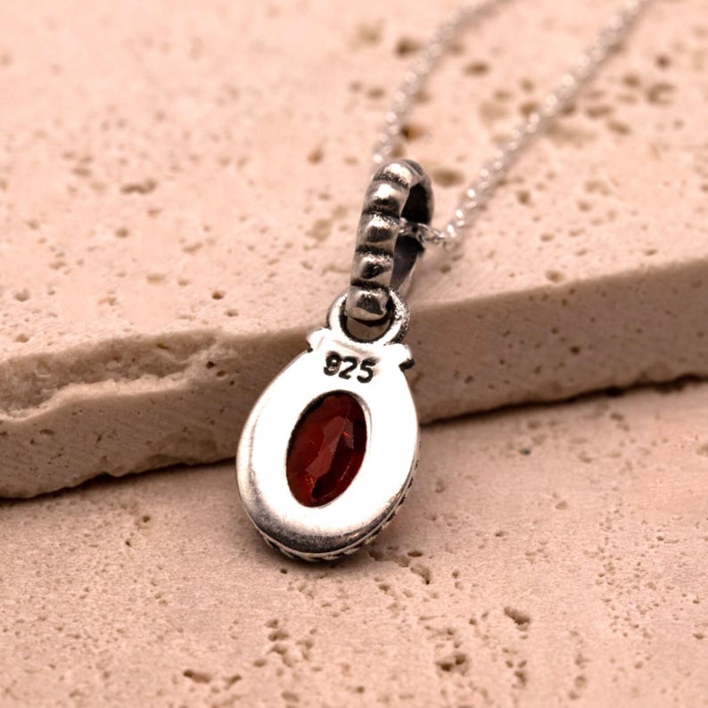 925 Sterling Silver Red Garnet Gemstone Ladies Vintage Design Pendant Necklace