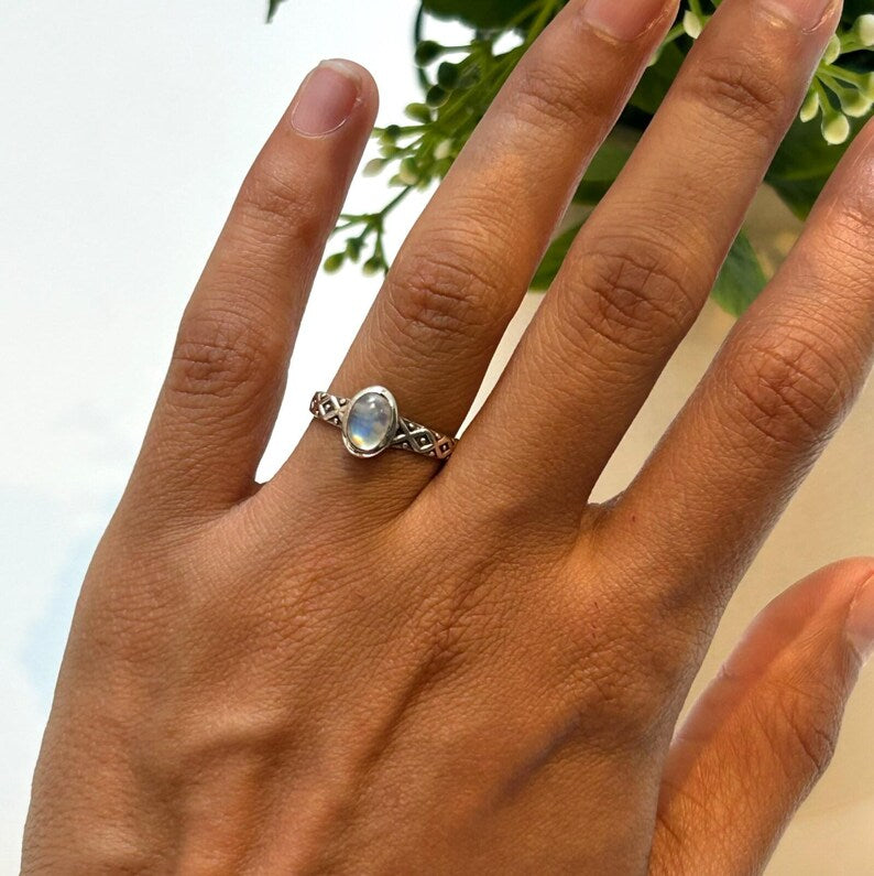 925 Sterling Silver Ladies Natural Moonstone Oval Gemstone Patterned Band Ring
