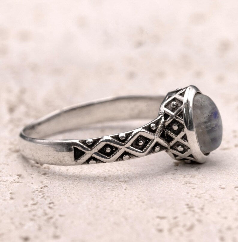 925 Sterling Silver Ladies Natural Moonstone Oval Gemstone Patterned Band Ring