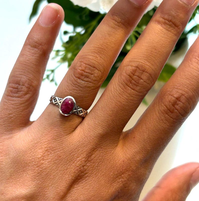925 Sterling Silver Ladies Red Ruby Oval Gemstone Patterned Band Ring Jewellery