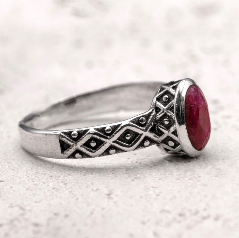 925 Sterling Silver Ladies Red Ruby Oval Gemstone Patterned Band Ring Jewellery