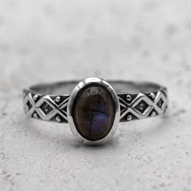 925 Sterling Silver Ladies Natural Labradorite Oval Gemstone Patterned Band Ring