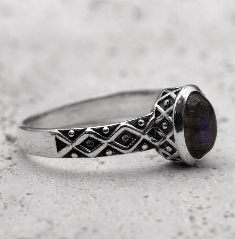 925 Sterling Silver Ladies Natural Labradorite Oval Gemstone Patterned Band Ring
