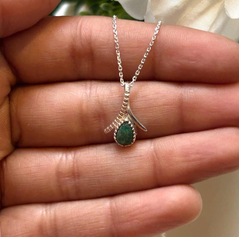 925 Sterling Silver Teardrop Green Emerald Gemstone Ladies Pendant Necklace
