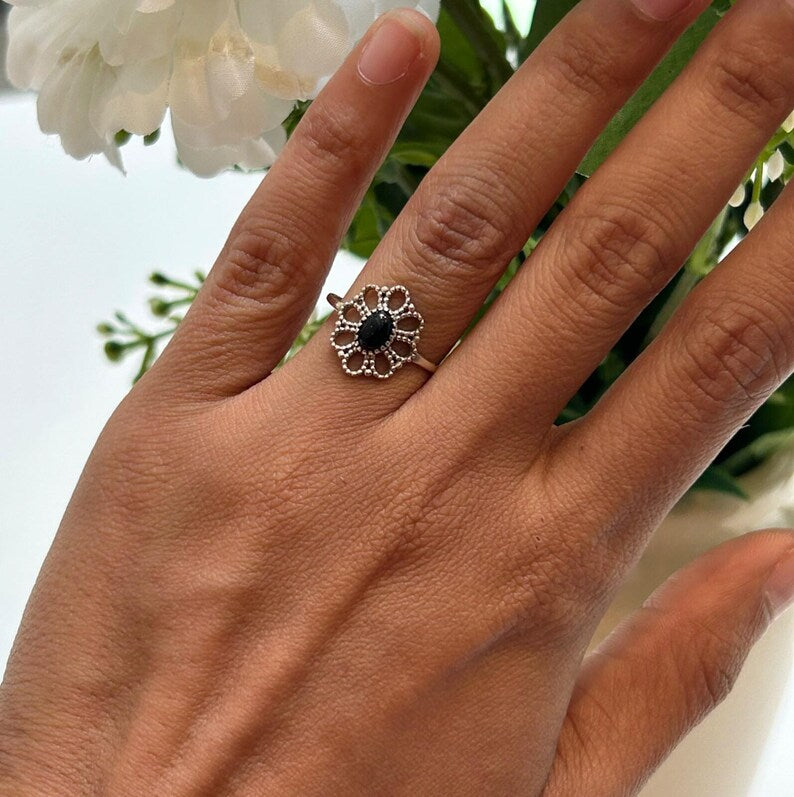 925 Sterling Silver Vintage Style Ladies Ring Onyx Gemstone Ornate Filigree