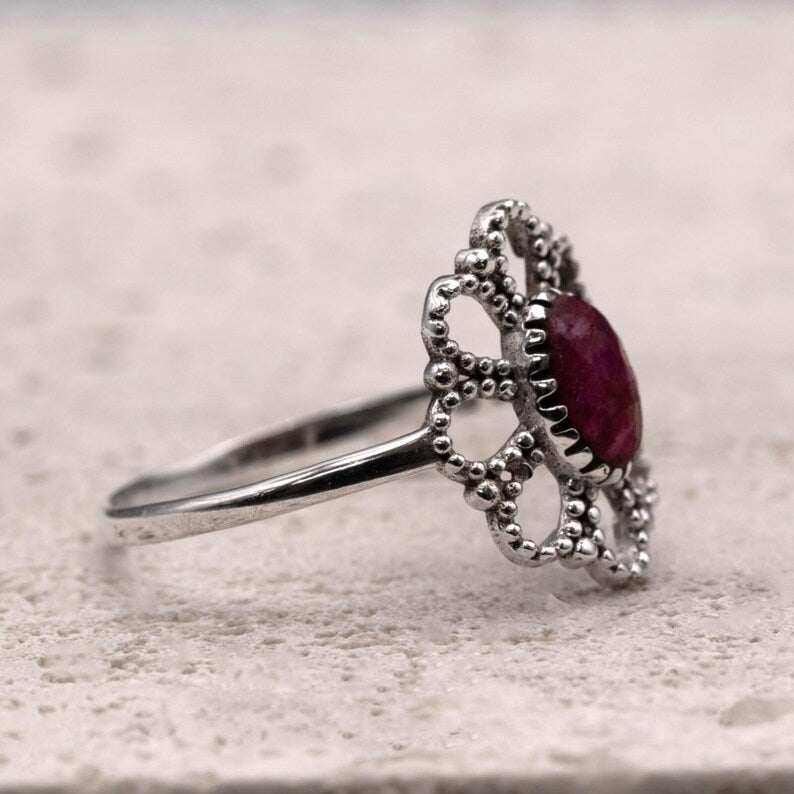 925 Sterling Silver Vintage Style Ladies Ring Red Ruby Gemstone Ornate Filigree