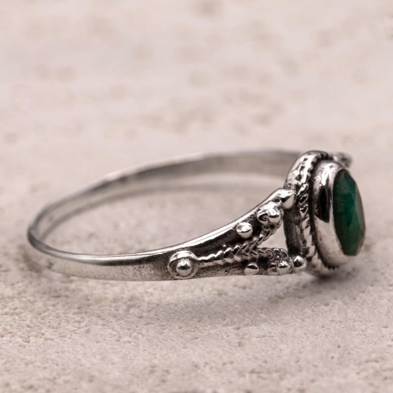 Sterling Silver Ladies Vintage Style Ring Simulated Emerald Gemstone Boho