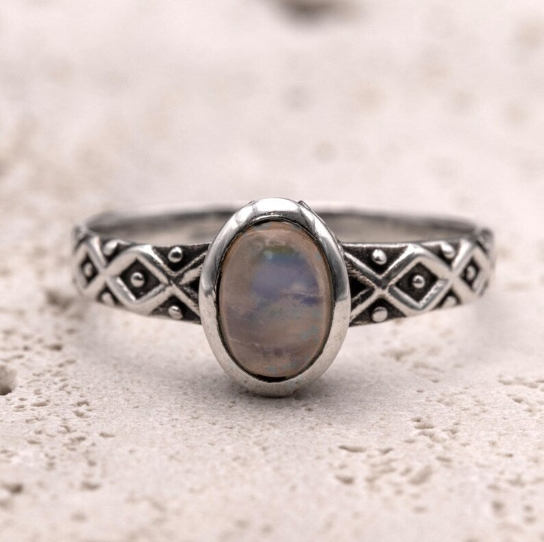 925 Sterling Silver Ladies Natural Moonstone Oval Gemstone Patterned Band Ring