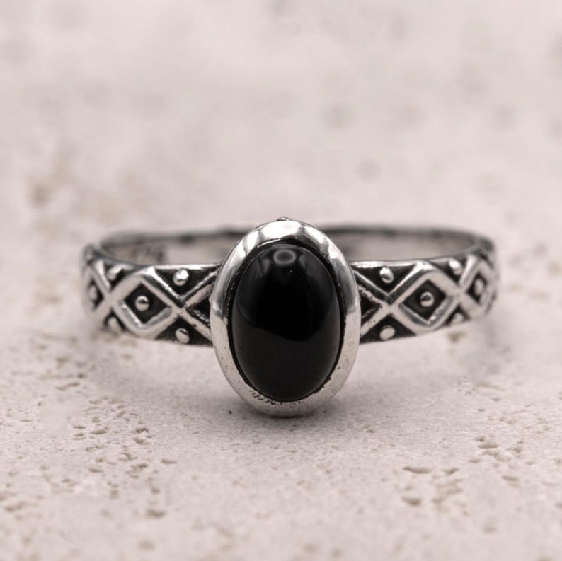 925 Sterling Silver Ladies Black Onyx Oval Gemstone Patterned Band Ring