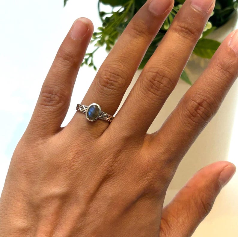 925 Sterling Silver Ladies Natural Labradorite Oval Gemstone Patterned Band Ring