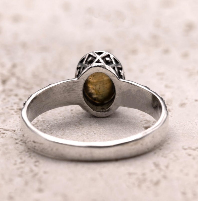 925 Sterling Silver Ladies Natural Labradorite Oval Gemstone Patterned Band Ring