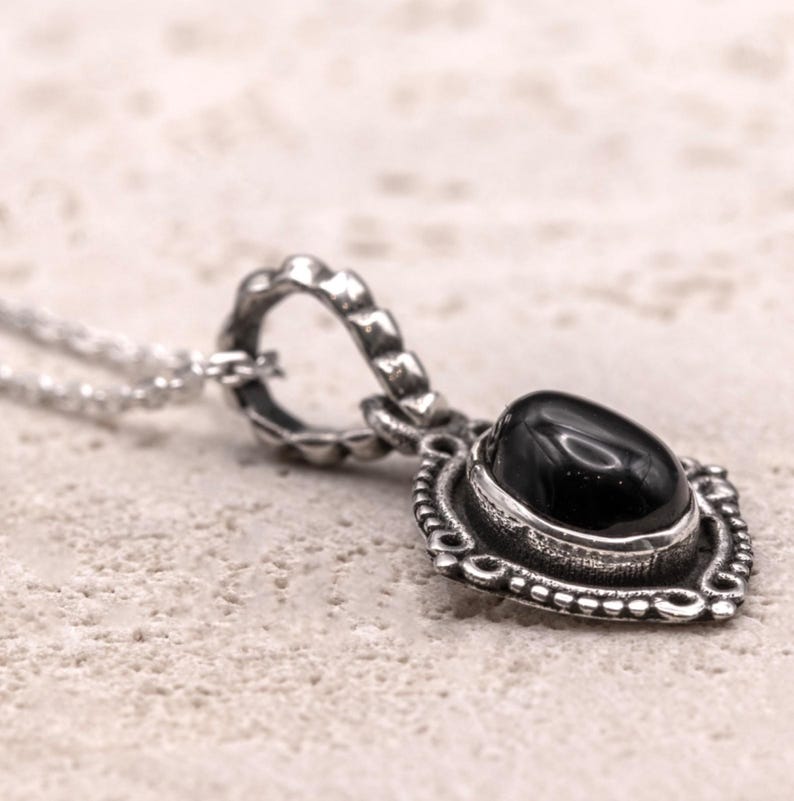 925 Sterling Silver Black Onyx Gemstone Ladies Vintage Design Pendant Necklace