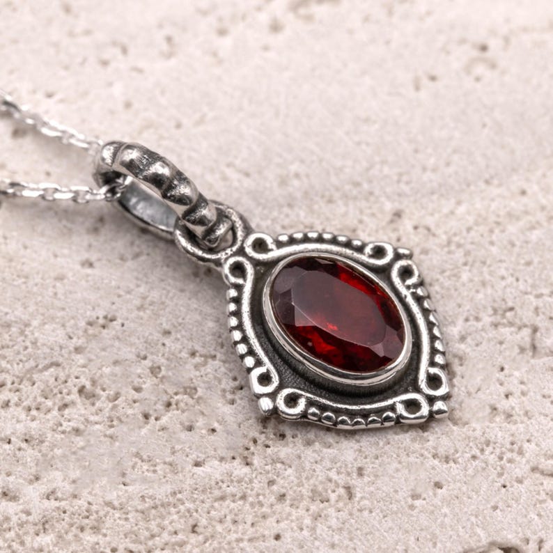 925 Sterling Silver Red Garnet Gemstone Ladies Vintage Design Pendant Necklace