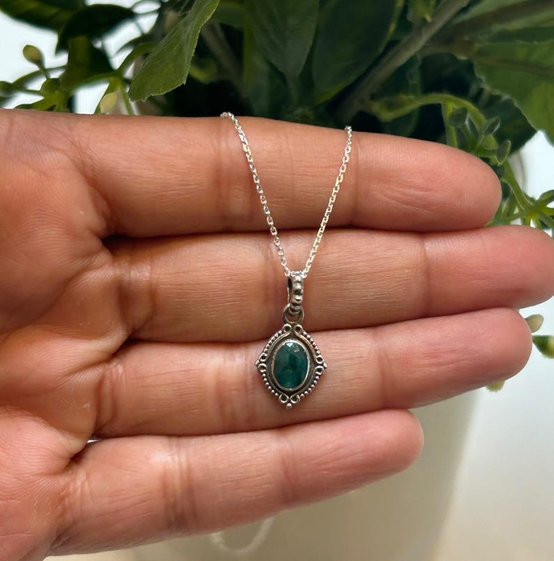 925 Sterling Silver Emerald Gemstone Ladies Vintage Design Pendant Necklace