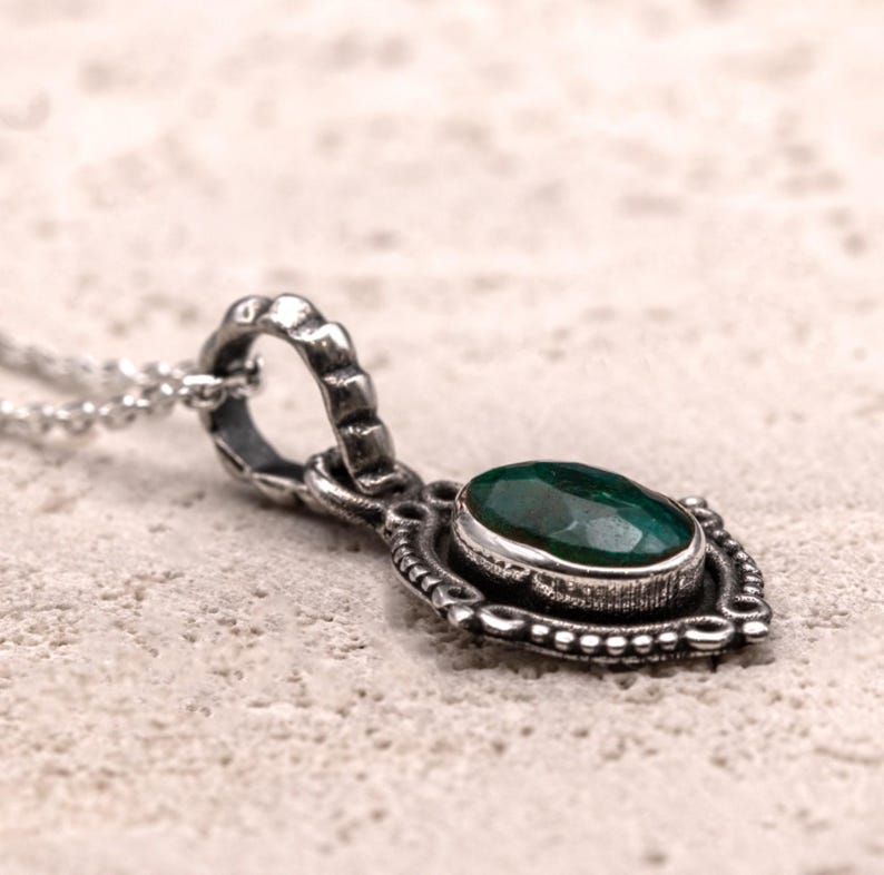 925 Sterling Silver Emerald Gemstone Ladies Vintage Design Pendant Necklace