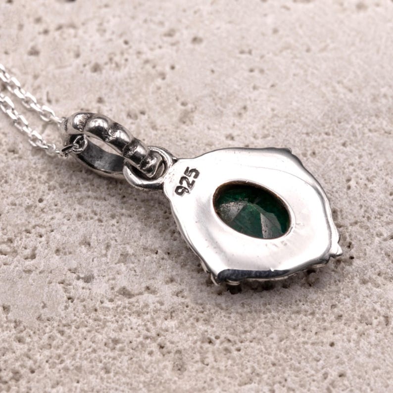 925 Sterling Silver Emerald Gemstone Ladies Vintage Design Pendant Necklace
