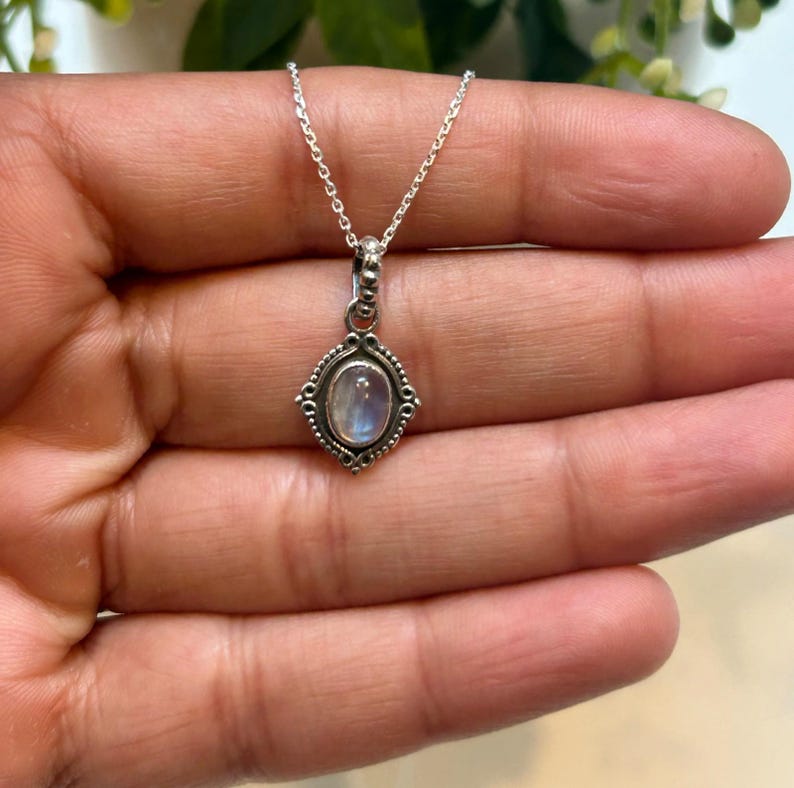 925 Sterling Silver Moonstone Gemstone Ladies Vintage Design Pendant Necklace