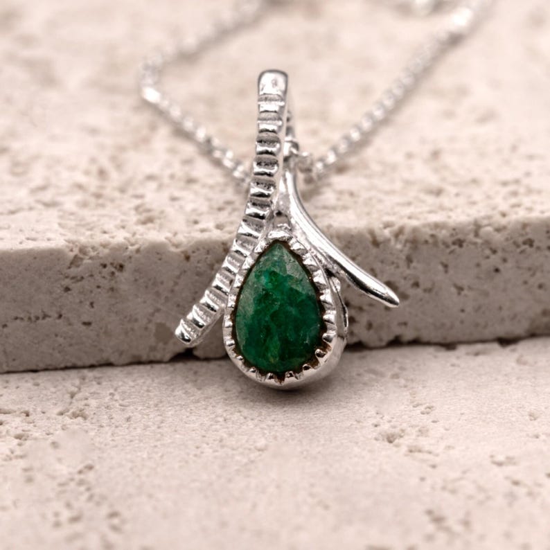 925 Sterling Silver Teardrop Green Emerald Gemstone Ladies Pendant Necklace
