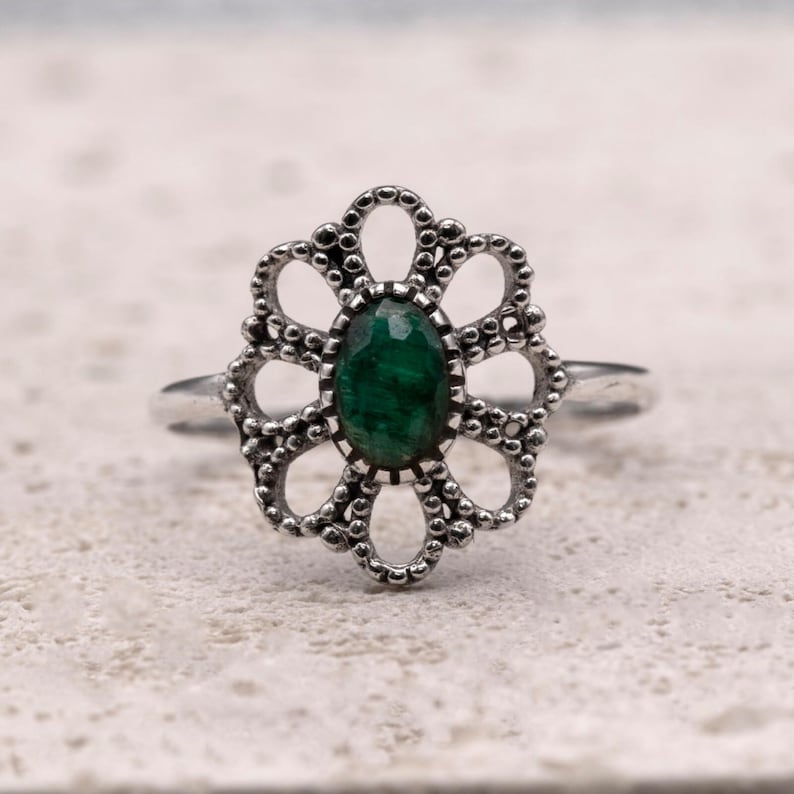925 Sterling Silver Ladies Vintage Style Ring Emerald Gemstone Ornate Filigree
