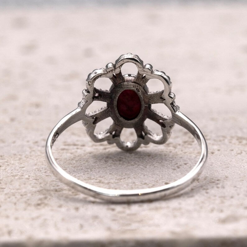 925 Sterling Silver Vintage Style Ladies Ring Red Ruby Gemstone Ornate Filigree