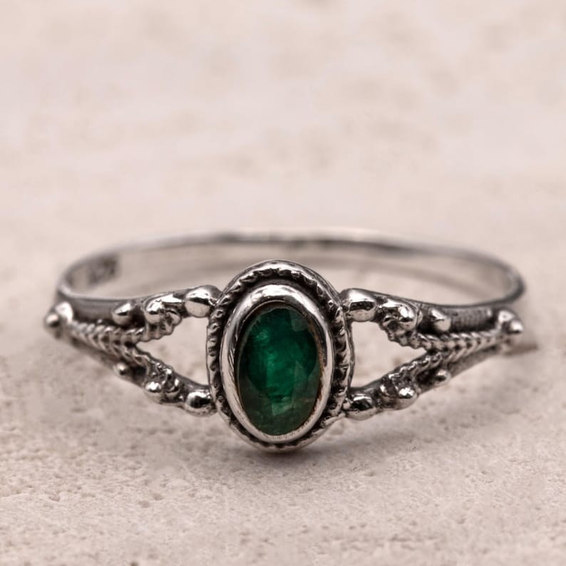 Sterling Silver Ladies Vintage Style Ring Simulated Emerald Gemstone Boho