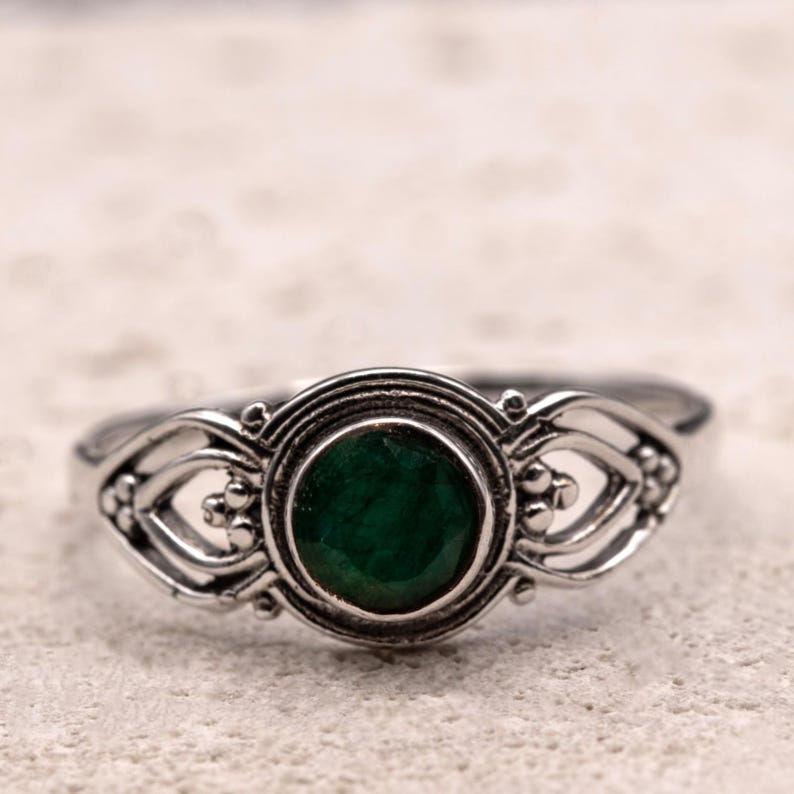 925 Sterling Silver Vintage Style Simulated Green Emerald Gemstone Ring Filigree