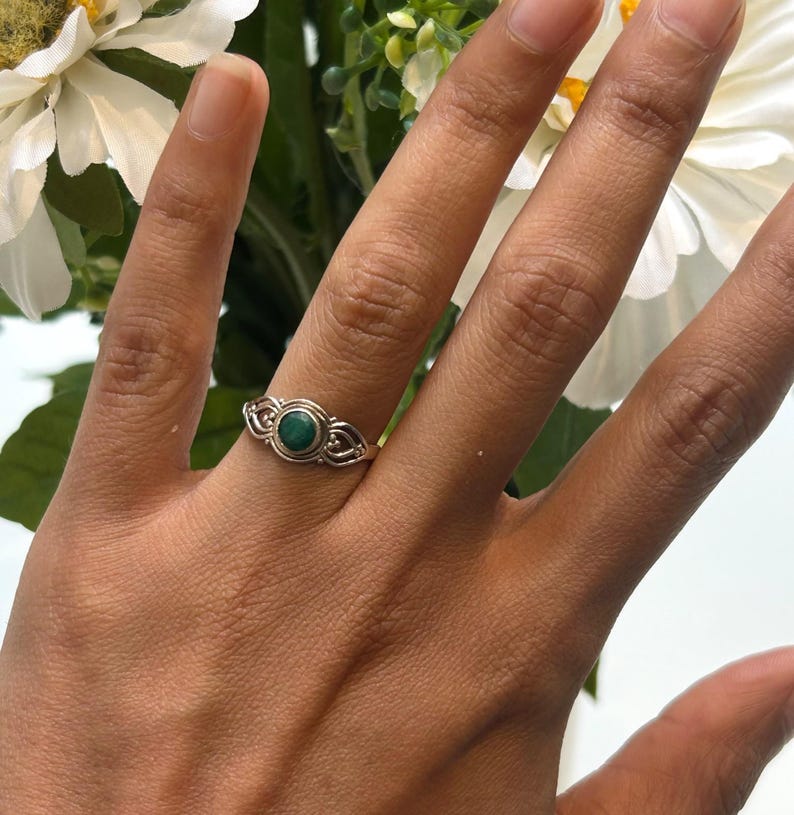 925 Sterling Silver Vintage Style Simulated Green Emerald Gemstone Ring Filigree