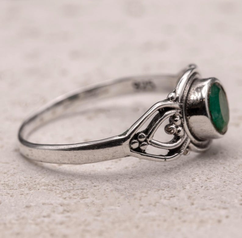 925 Sterling Silver Vintage Style Simulated Green Emerald Gemstone Ring Filigree