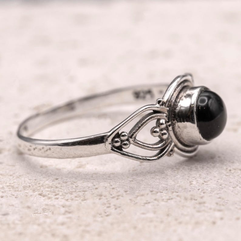 925 Sterling Silver Vintage Style Round Black Onyx Gemstone Ladies Ring Filigree