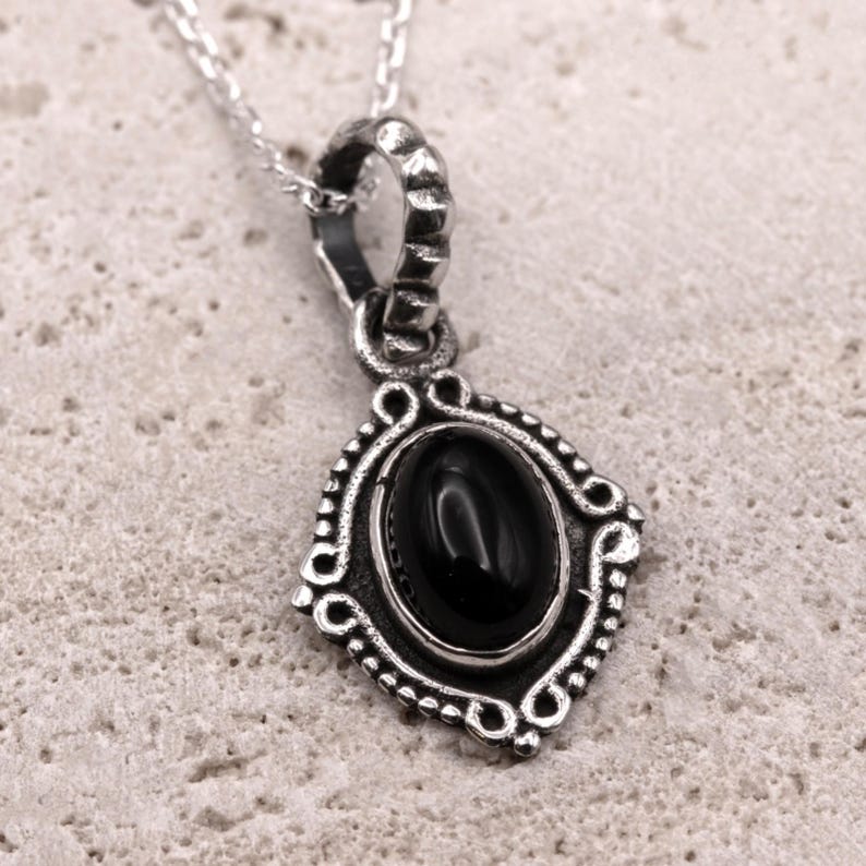 925 Sterling Silver Black Onyx Gemstone Ladies Vintage Design Pendant Necklace