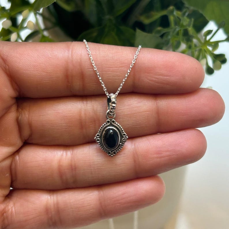 925 Sterling Silver Black Onyx Gemstone Ladies Vintage Design Pendant Necklace