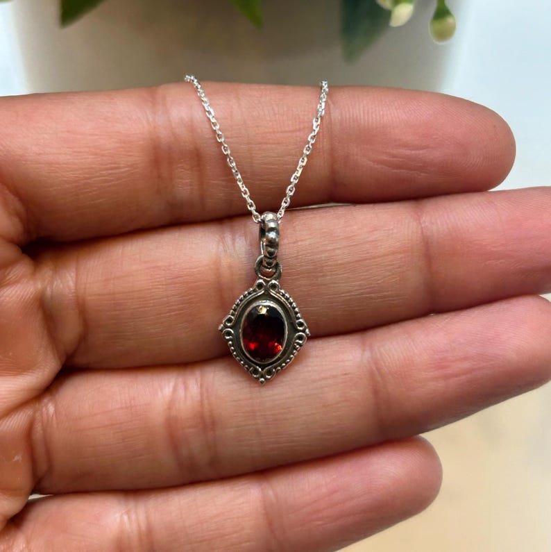 925 Sterling Silver Red Garnet Gemstone Ladies Vintage Design Pendant Necklace