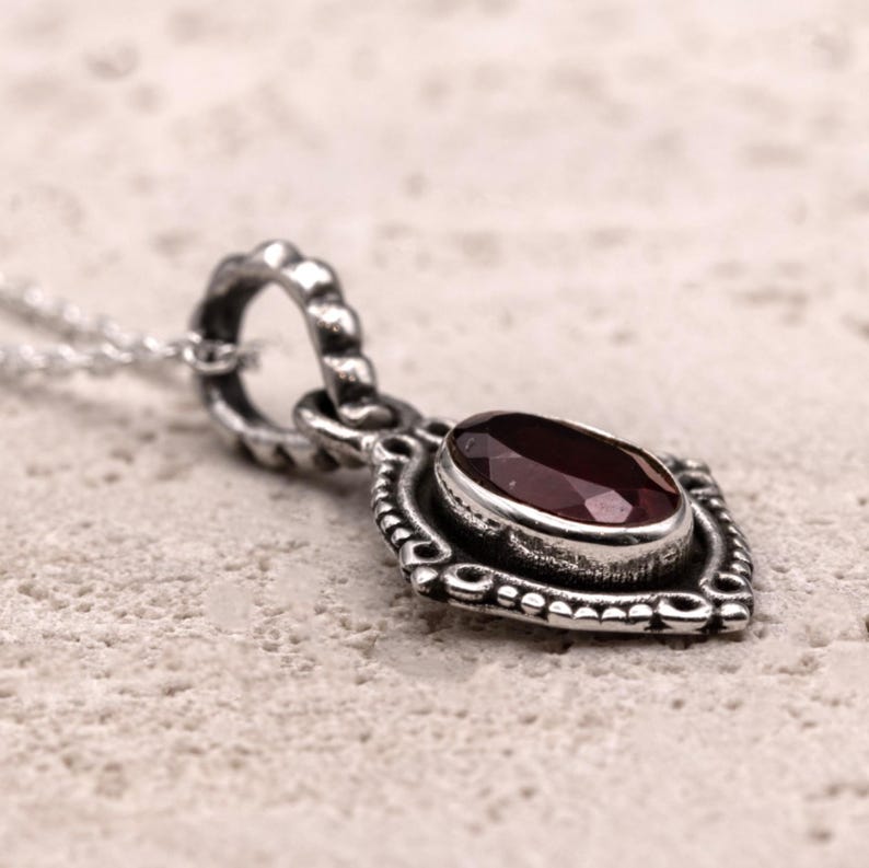 925 Sterling Silver Red Garnet Gemstone Ladies Vintage Design Pendant Necklace