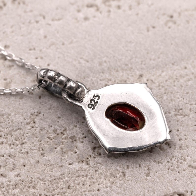 925 Sterling Silver Red Garnet Gemstone Ladies Vintage Design Pendant Necklace