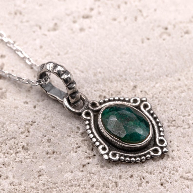 925 Sterling Silver Emerald Gemstone Ladies Vintage Design Pendant Necklace