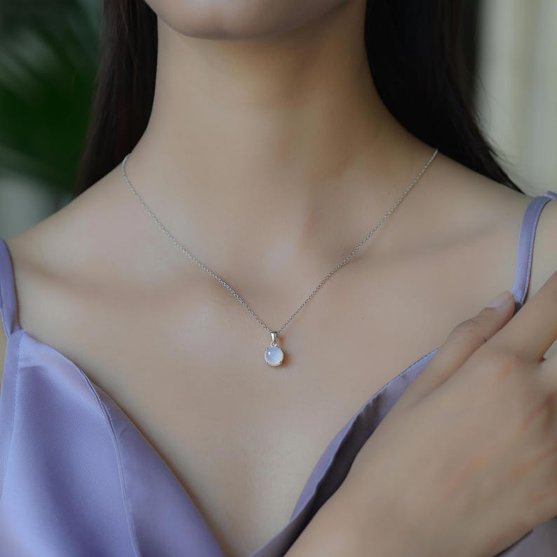 925 Sterling Silver Cabochon Moonstone Gemstone Ladies Pendant Necklace